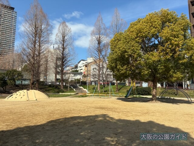 「玉造公園」石の遊具、ブランコ、滑り台、雲梯