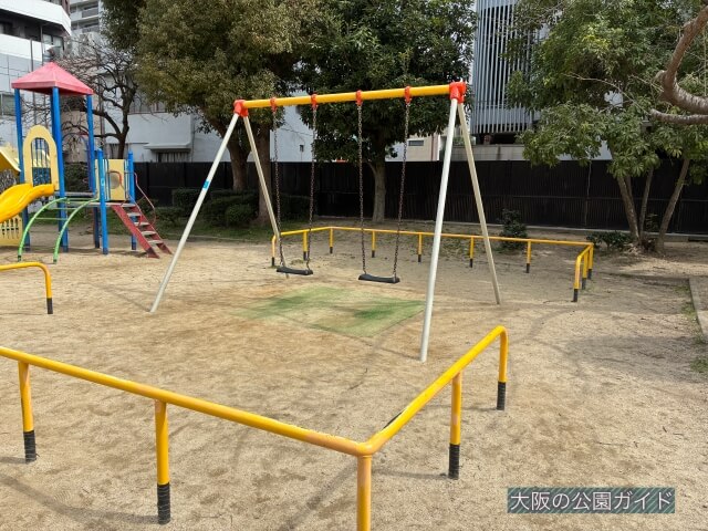 「谷四錦郷公園」複合遊具とブランコ