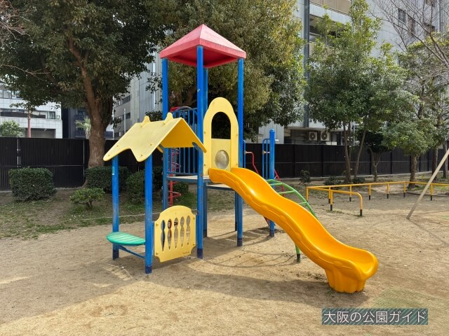 「谷四錦郷公園」複合遊具