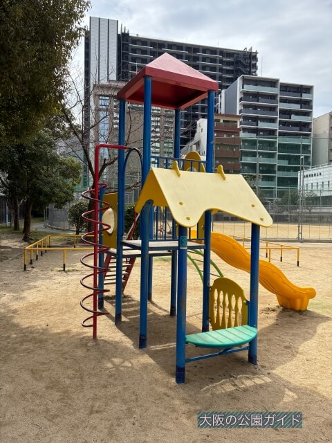 「谷四錦郷公園」複合遊具