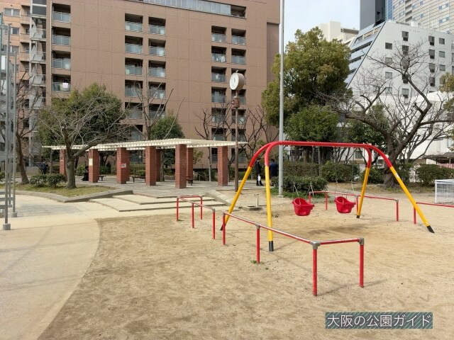 「谷四錦郷公園」幼児向けブランコとベンチ