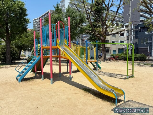 「南中本公園」複合遊具の滑り台