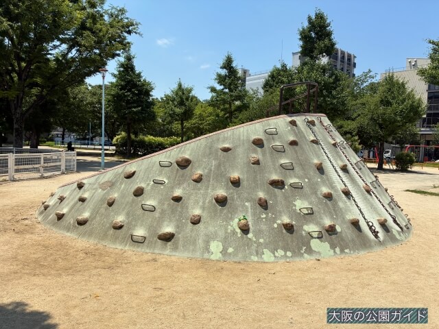「南中本公園」石の滑り台