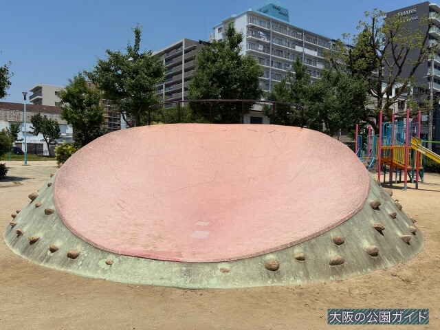 「南中本公園」石の滑り台