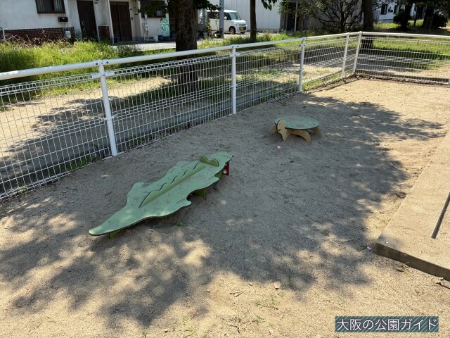 「南中本公園」ワニとカメの遊具