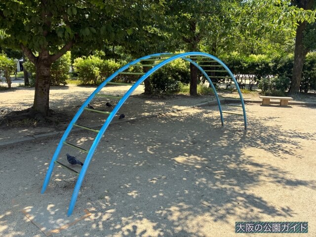 「南中本公園」アーチ型の雲梯（うんてい）2つ目